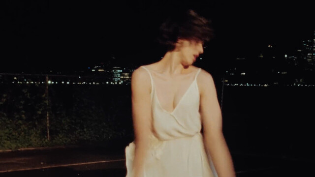 Margaret Qualley sexy – Tiny Moves (2024)