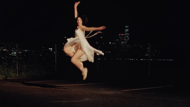 Margaret Qualley sexy – Tiny Moves (2024)