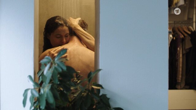 Henriette Richter-Röhl sexy – Zum Glück gibt's Schreiner (2020)