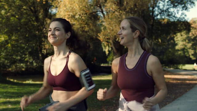 Henriette Richter-Röhl sexy – Zum Glück gibt's Schreiner (2020)