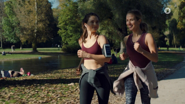 Henriette Richter-Röhl sexy – Zum Glück gibt's Schreiner (2020)