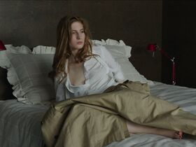 Agathe Bonitzer nude – Tout de suite maintenant (2016)