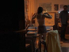 Songa Park sexy – Caminantes s01e01 (2020)