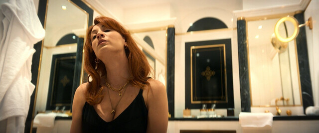 Kaley Cuoco sexy – Role Play (2023)