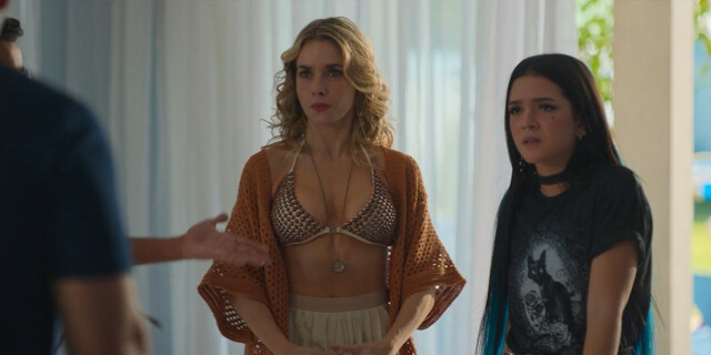 Monique Alfradique sexy – A Vampire in the Family (Meu Cunhado é um Vampiro) (2023)