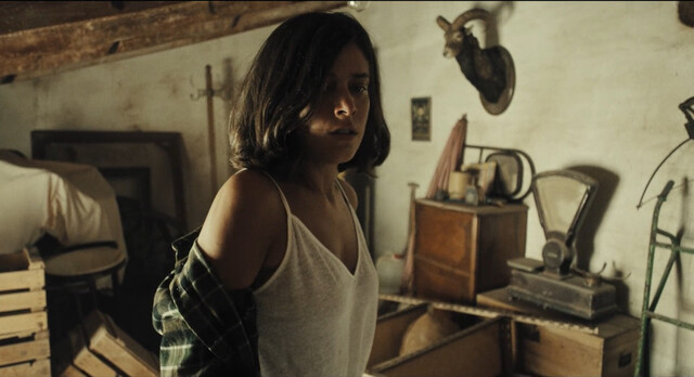 Iria del Río sexy – Visitor (Visitante) (2021)