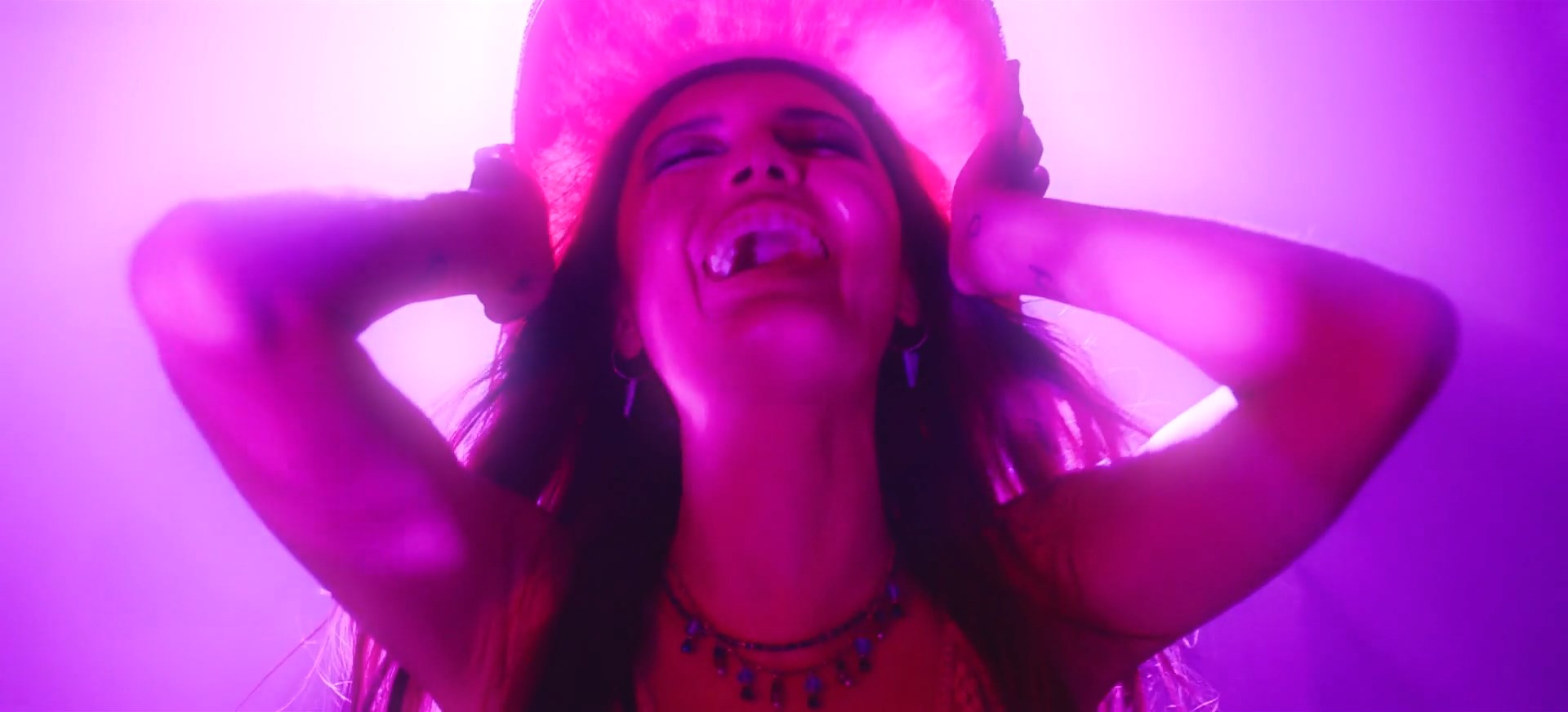 Naomi Sequeira sexy – Paper Dolls s01e04 (2023)