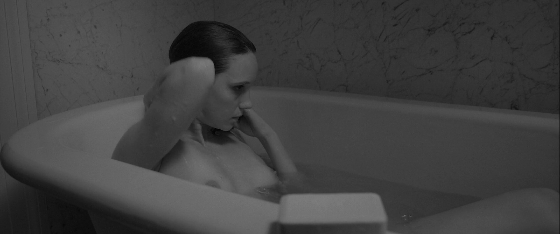 Adeline Thery nude – Leda (2021)