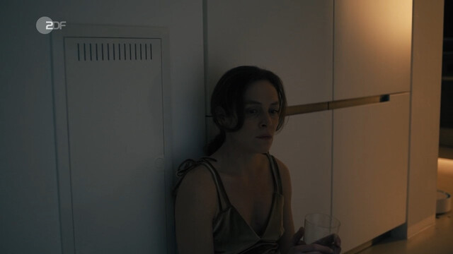 Katharina Lorenz sexy – Mord in der Familie - Der Zauberwürfel s01e02e04 (2021)