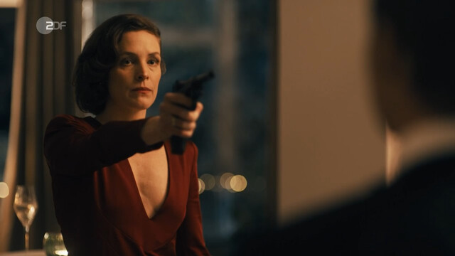 Katharina Lorenz sexy – Mord in der Familie - Der Zauberwürfel s01e02e04 (2021)