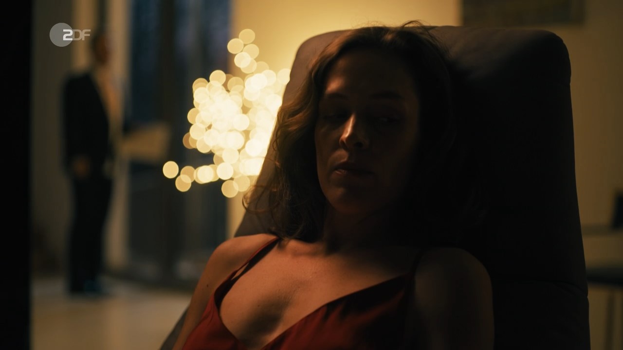 Katharina Lorenz sexy – Mord in der Familie - Der Zauberwürfel s01e02e04 (2021)