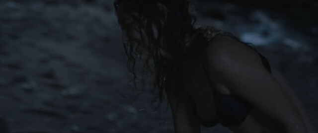 Manal Issa sexy – The Sea Ahead (Albahr 'amamakum) (2021)