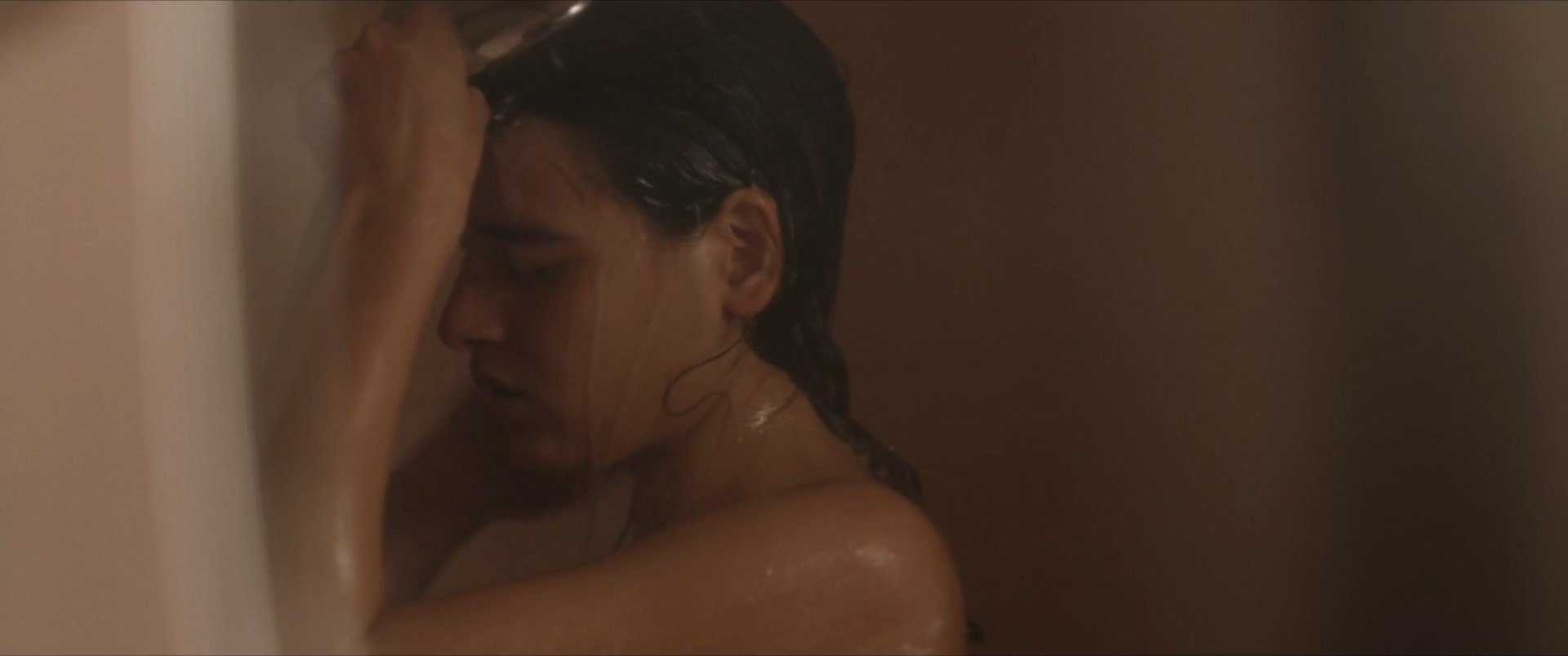 Manal Issa sexy – The Sea Ahead (Albahr 'amamakum) (2021)