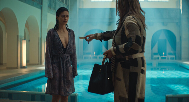 Alessandra Mastronardi sexy – One Trillion Dollars (Eine Billion Dollar) s01e04-05 (2023)