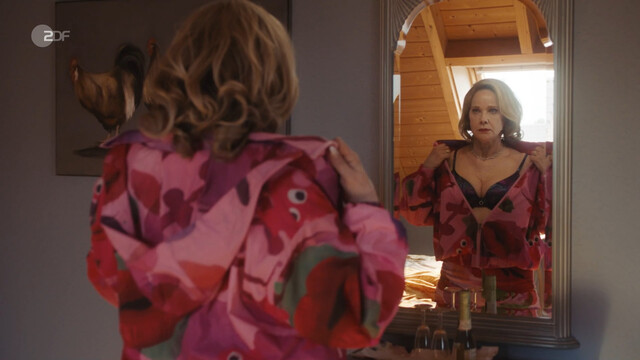 Ann-Kathrin Kramer sexy – Mona & Marie 2 - Ein etwas anderer Geburtstag (2023)