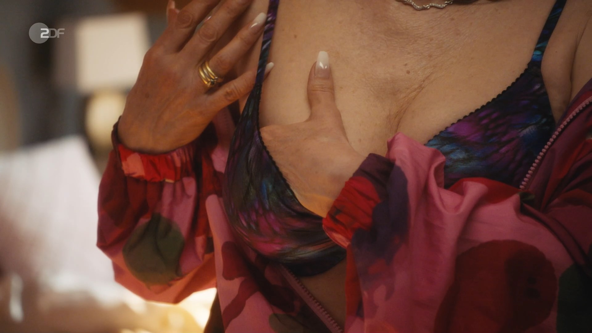 Ann-Kathrin Kramer sexy – Mona & Marie 2 - Ein etwas anderer Geburtstag (2023)