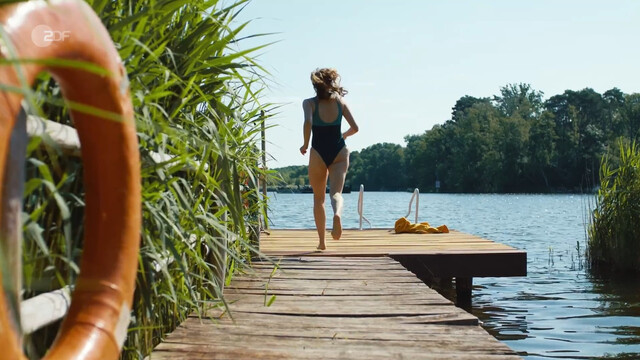 Karoline Teska sexy – Mit Herz und Holly s01e02 (2023)