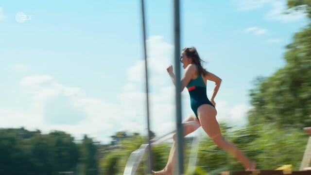 Karoline Teska sexy – Mit Herz und Holly s01e02 (2023)