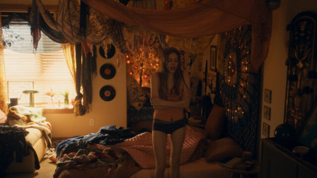 Grace Van Dien sexy – What Comes Around (2022)