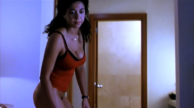 Vicenta N'Dongo nude – Los lobos de Washington (1999)