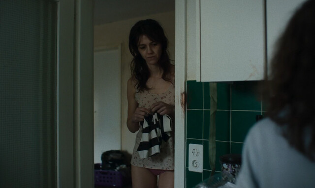 Sarah Spale sexy – Platzspitzbaby (2020)