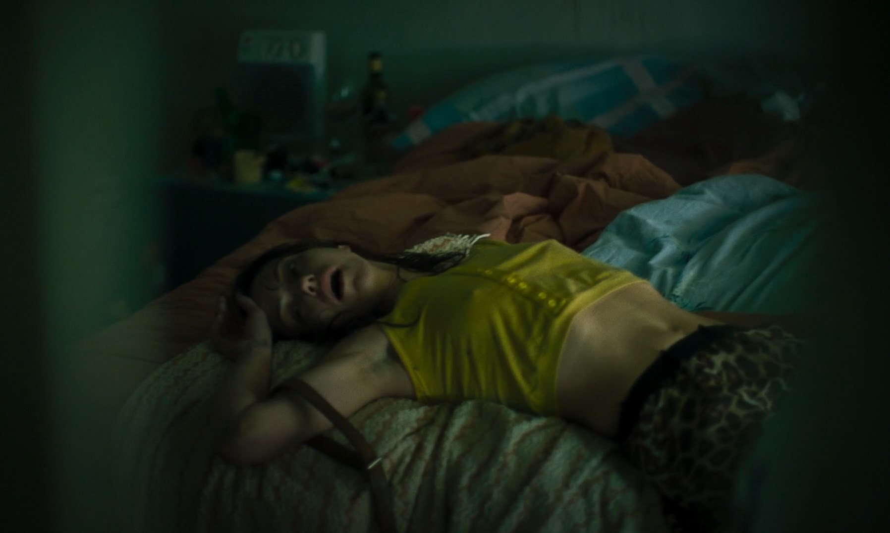 Sarah Spale sexy – Platzspitzbaby (2020)