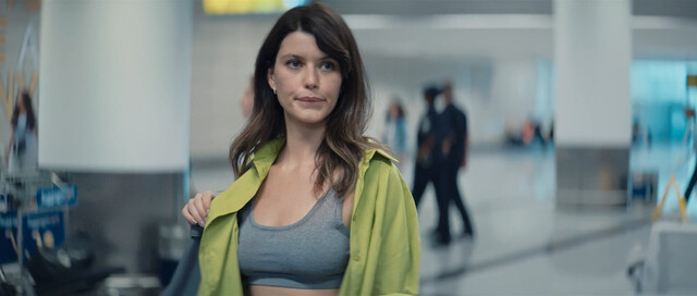 Beren Saat sexy – Last Call for Istanbul (Istanbul Için Son Çagri) (2023)