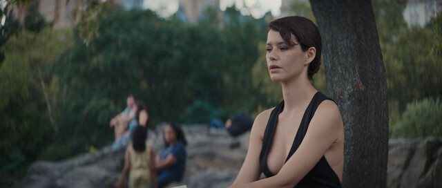 Beren Saat sexy – Last Call for Istanbul (Istanbul Için Son Çagri) (2023)