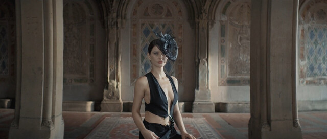 Beren Saat sexy – Last Call for Istanbul (Istanbul Için Son Çagri) (2023)