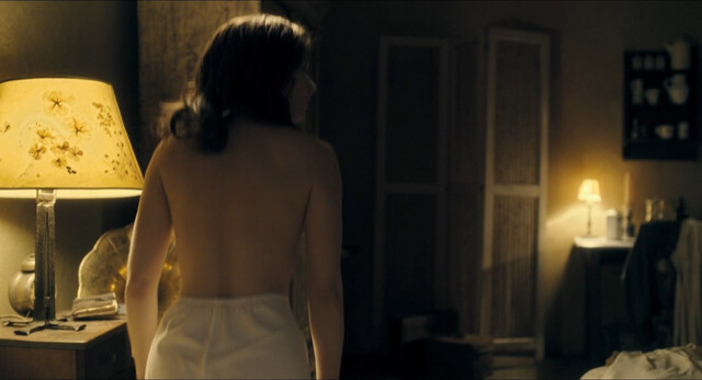 Cornelia Ivancan nude – Der Vampir auf der Couch (2014)