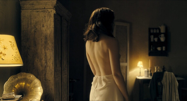 Cornelia Ivancan nude – Der Vampir auf der Couch (2014)