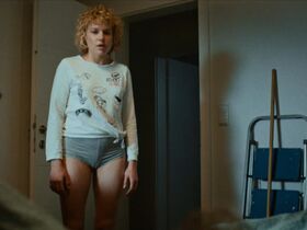 Julia Franz Richter sexy – Vier (2021)