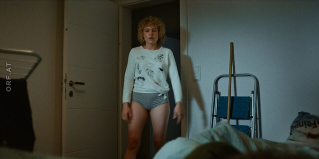 Julia Franz Richter sexy – Vier (2021)