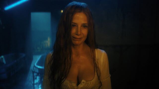 Mira Sorvino sexy – Shining Vale s02e06 (2023)