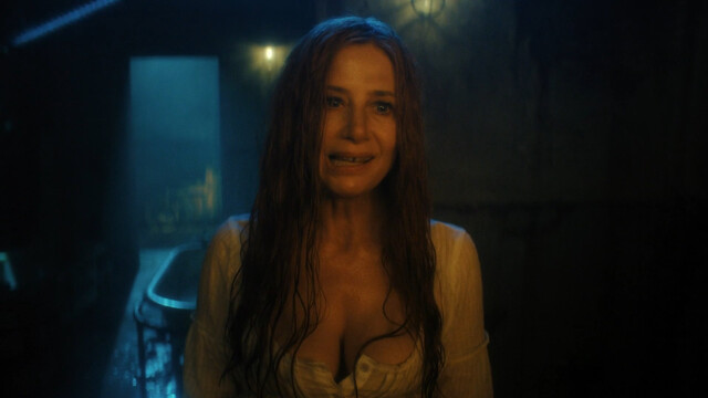 Mira Sorvino sexy – Shining Vale s02e06 (2023)