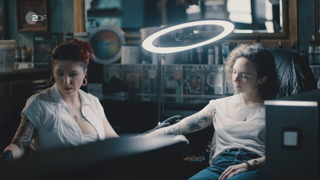 Lisa Jopt sexy – Die Chefin s13e02 (2022)