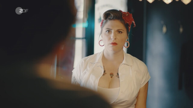 Lisa Jopt sexy – Die Chefin s13e02 (2022)