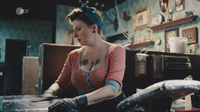 Lisa Jopt sexy – Die Chefin s13e02 (2022)