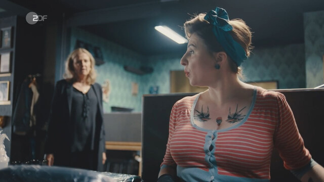 Lisa Jopt sexy – Die Chefin s13e02 (2022)