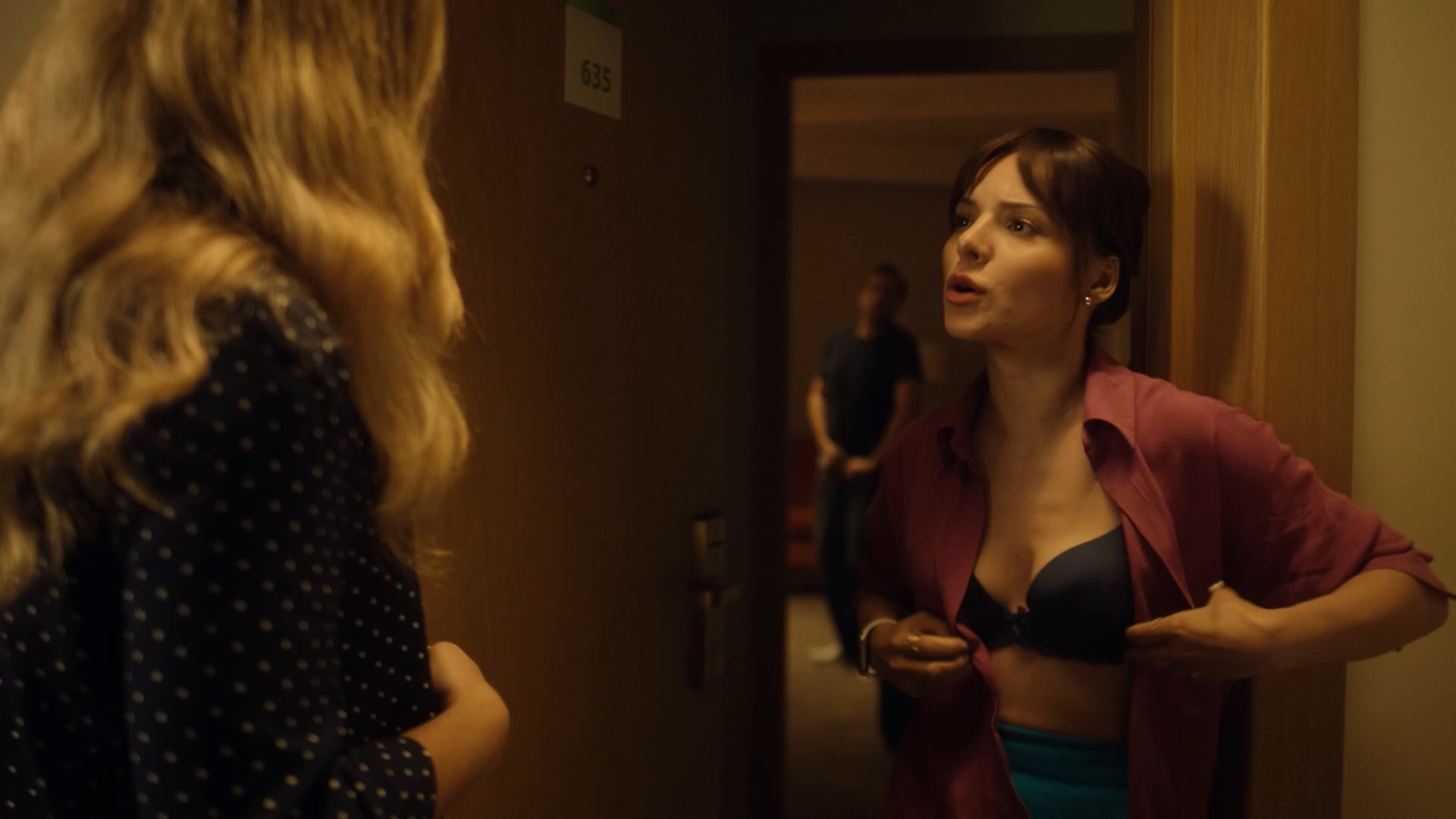 Anna Glaube sexy – Politeh s01e05e08e09 (2023)