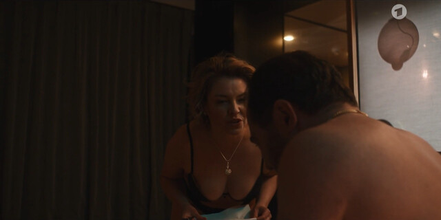 Karolina Lodyga sexy – Die Glücksspieler s01e06 (2022)