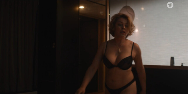 Karolina Lodyga sexy – Die Glücksspieler s01e06 (2022)