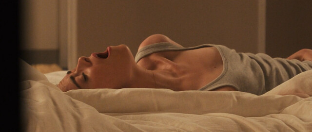 Emma Stone sexy – The Curse s01e01 (2023)