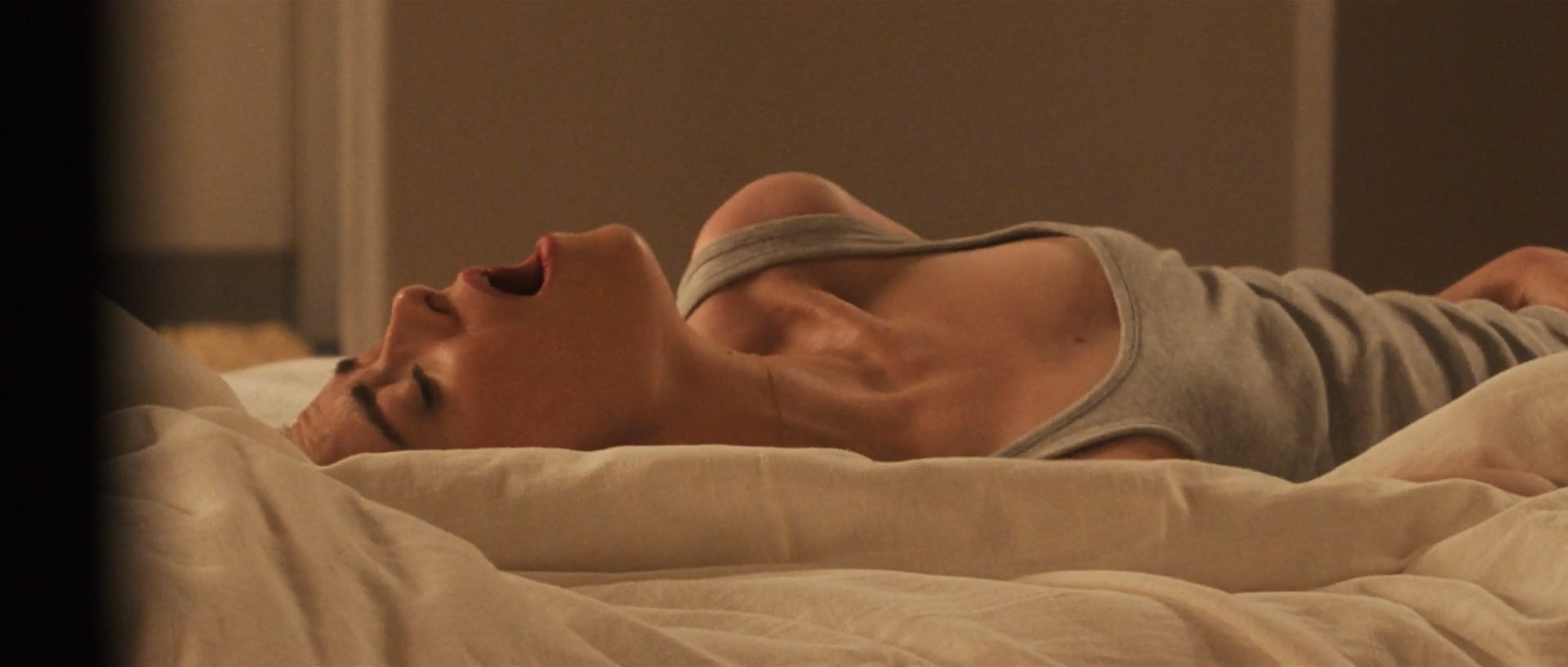 Emma Stone sexy – The Curse s01e01 (2023)