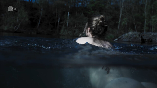 Lara Mandoki nude – Erzgebirgskrimi s01e08 (2023)