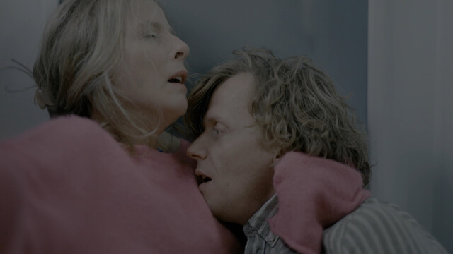 Karin Viard sexy – Une nuit (2023)