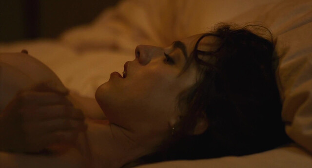 Margaret Qualley nude, Aubrey Plaza nude, Sarah J. Bartholomew sexy - Honey Don't! (2025)