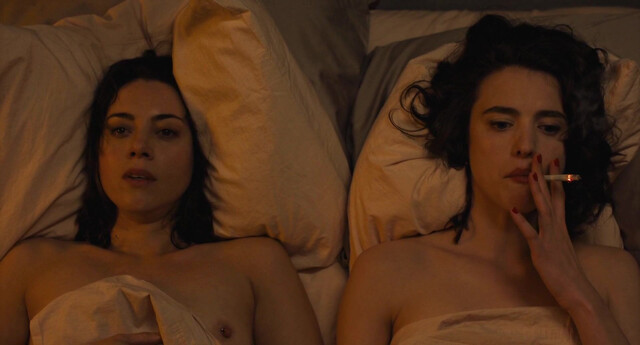 Margaret Qualley nude, Aubrey Plaza nude, Sarah J. Bartholomew sexy - Honey Don't! (2025)