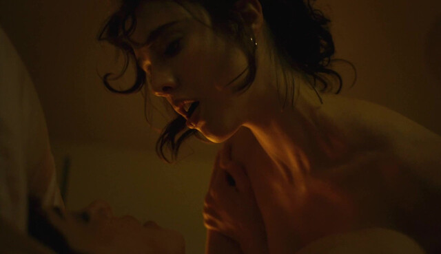 Margaret Qualley nude, Aubrey Plaza nude, Sarah J. Bartholomew sexy - Honey Don't! (2025)