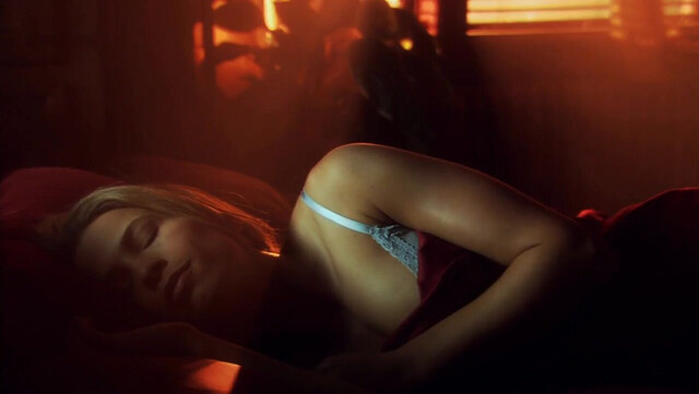 Christina Cox sexy - Blood Ties s01e06 (2007)